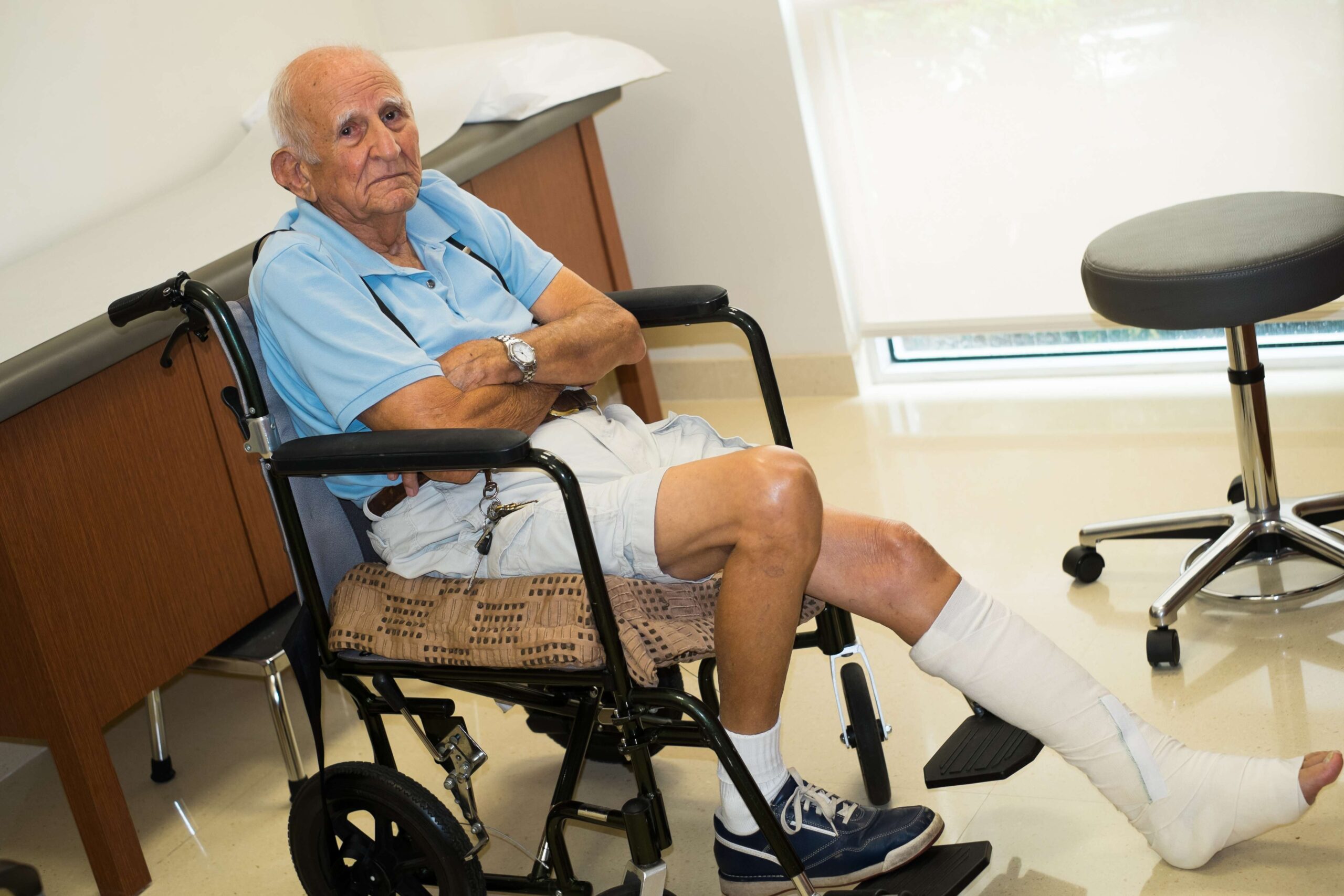 Can an elderly person die from bone fractures